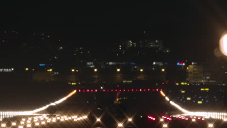Avión-Landing-at-Night