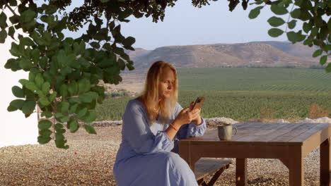 Mujer-Descansando-En-Un-Pueblo-Tranquilo-Y-Pintoresco