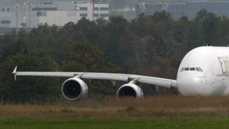 Emirates-Airbus-A380-800-En-Rodaje