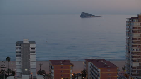 Abendliche-Strandszene-Von-Benidorm-Mit-Insel-Im-Meer