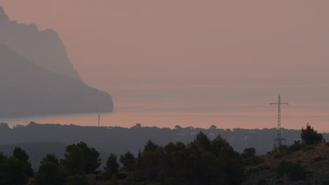 Escena-Nocturna-De-La-Ciudad-Costera-Y-Las-Montañas-En-España