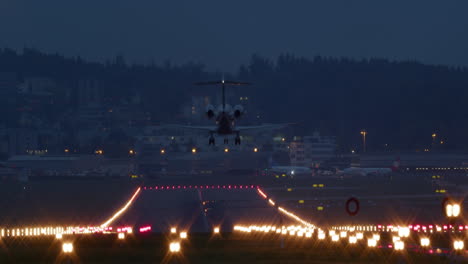 Aterrizaje-Nocturno-De-Un-Avión-De-Negocios