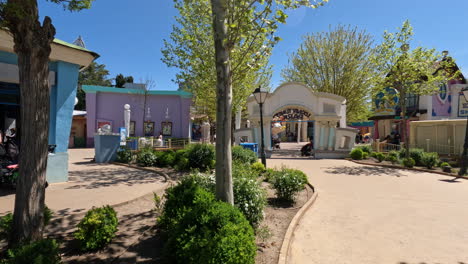 Timelapse-of-people-walking-in-amusement-park