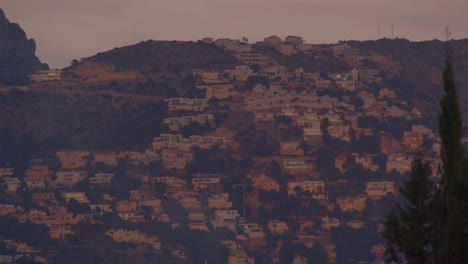 Vista-Nocturna-De-Un-Pequeño-Pueblo-En-La-Cima-De-Una-Colina-En-España-Al-Atardecer