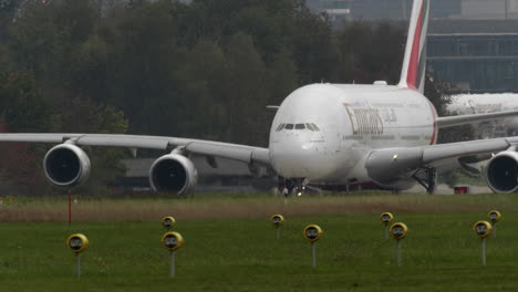 Emirates-Airbus-A380-800-En-Rodaje
