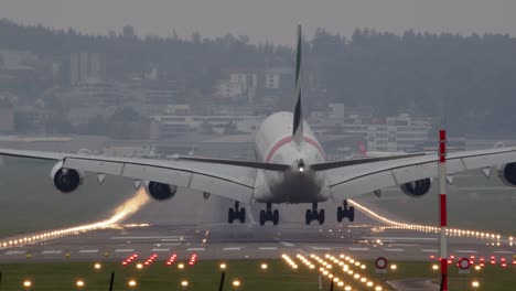 Airbus-A380-800-Landet-Auf-Dem-Flughafen