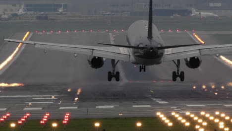 Flugzeug-Landet-Auf-Dem-Flughafen