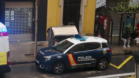 Coche-De-Policía-En-El-Estacionamiento