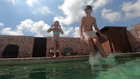 Cámara-Lenta---Los-Niños-Se-Sumergen-En-La-Piscina-Al-Aire-Libre