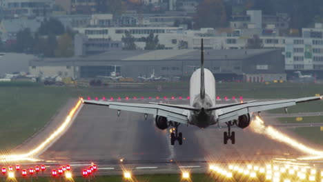 Flugzeug-Landet-Auf-Dem-Flughafen