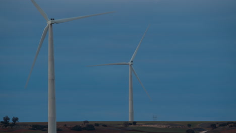 Dos-Molinos-De-Viento-En-El-Campo-Nocturno