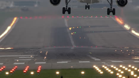 Zeitlupe---Flugzeuglandung-Am-Flughafen