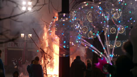 Celebración-Tradicional-De-Fallas-Con-Ninots-Ardientes-En-España.