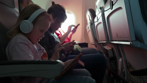 Family-traveling-in-an-airplane