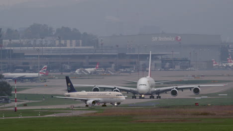 Aviones-Rodando-En-La-Pista:-A380-Y-A320.