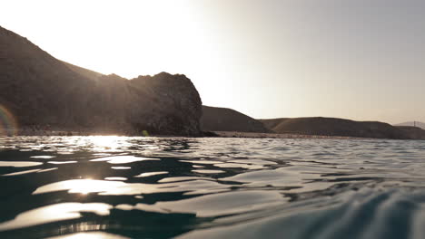 Superficie-Del-Mar-Bajo-El-Agua-Y-Sobre-El-Agua