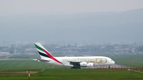 Emirates-Airbus-A380-800-Rollt-über-Die-Landebahn