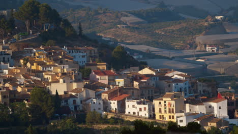 Häuser-Und-Riesige-Gewächshäuser-In-Der-Bergstadt-Polop,-Spanien