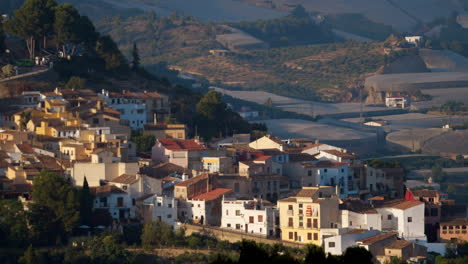 Bergdorfszene-Mit-Häusern-Und-Gewächshäusern,-Blick-Auf-Polop,-Spanien