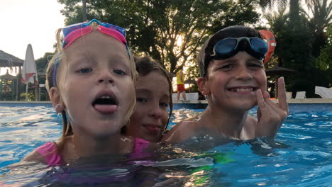 Tres-Niños-Jugando-En-La-Piscina