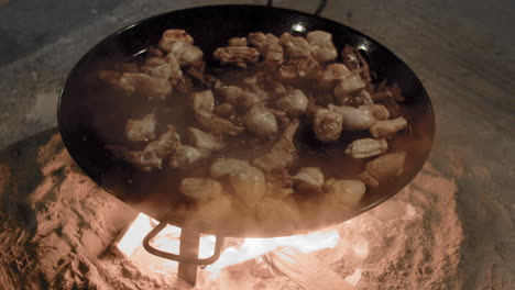 Fallas-Festival,-Hühnchen-Paella-Kochen