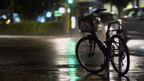 Bicicleta-Estacionada-En-La-Calle-Lluvia-De-Noche