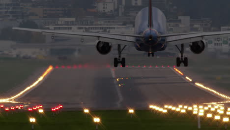 Zeitlupe---Flugzeuglandung-Am-Flughafen