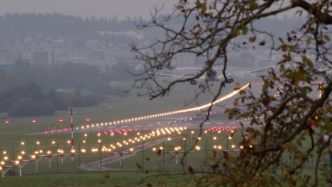 Flugzeug-Landet-Auf-Dem-Flughafen