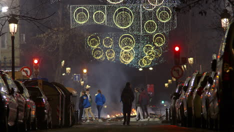 Vista-De-La-Calle-Con-Gente-Y-Hoguera-En-La-Noche-De-Fallas-España