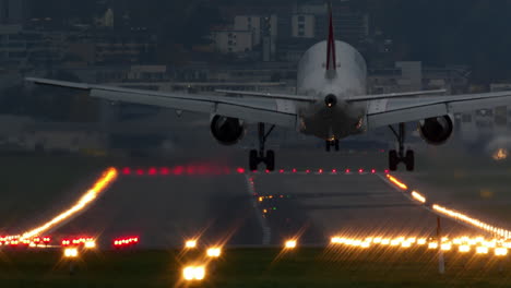 Flugzeug-Kommt-Nachts-Am-Flughafen-An