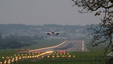 Airplane-landing-at-the-airport-in-the-evening