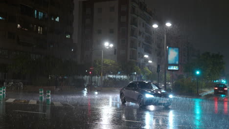 Transportverkehr-Auf-Der-Straße-Unter-Dem-Regen-In-Der-Nacht