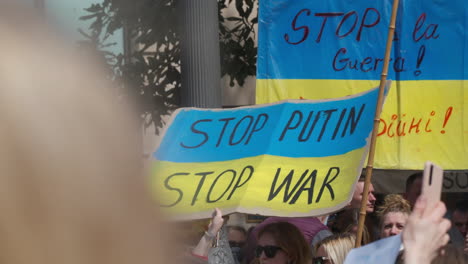 Menschen-Protestieren-Gegen-Den-Krieg-In-Der-Ukraine-Und-Die-Militärische-Aggression-Putins