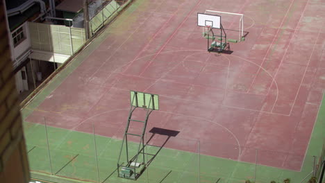 Cancha-De-Baloncesto-Vacía-En-La-Azotea-Vista-Desde-La-Ventana-De-La-Casa