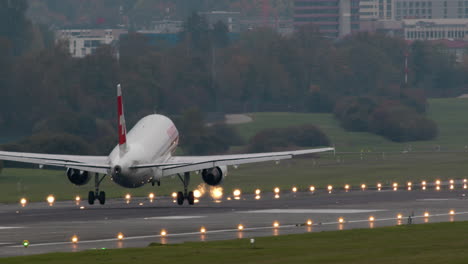 Cámara-Lenta---Avión-De-Swiss-Airlines-Aterrizando-En-El-Aeropuerto