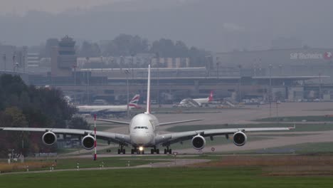 Emirates-Airbus-A380-800-Rodando-Por-La-Pista
