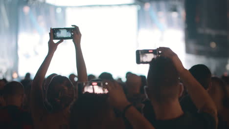 Konzertpublikum-Nimmt-Mobiles-Video-Von-Der-Bühnenaufführung-Auf