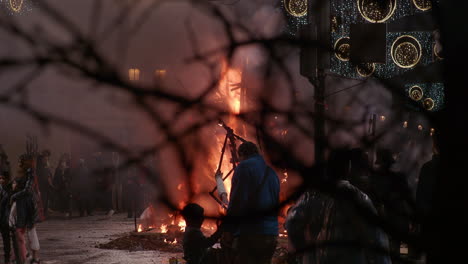 Nachtfeuer-In-Den-Straßen-Der-Stadt-Während-Des-Fallas-Festivals-In-Spanien