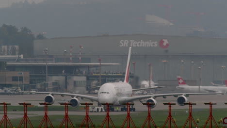 Emirates-Airbus-A380-800-Rollt-Am-Flughafen