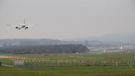 Landendes-Und-Rollendes-Flugzeug-Am-Flughafen