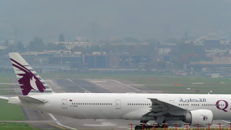 Boeing-777-300er-Qatar-Airways-Rodando-Por-La-Pista