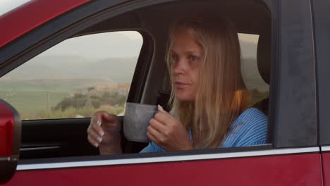 Mujer-Viajera-En-Coche-Tomando-Un-Descanso-Con-Té-Caliente