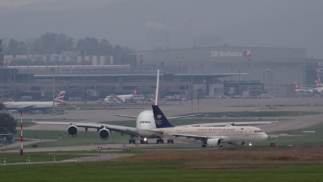 A380-Y-A320-Rodando-En-La-Pista.