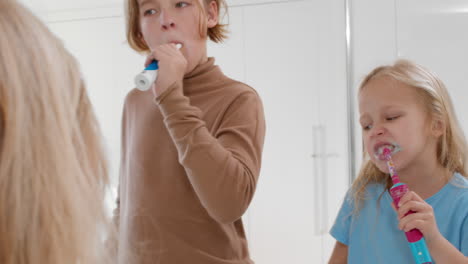 Siblings-brushing-teeth-together