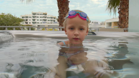 Niña-Disfrutando-De-Vacaciones-En-El-Jacuzzi