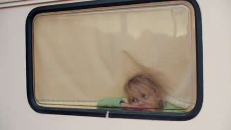 Chica-Rubia-Pensativa-Dentro-De-La-Autocaravana