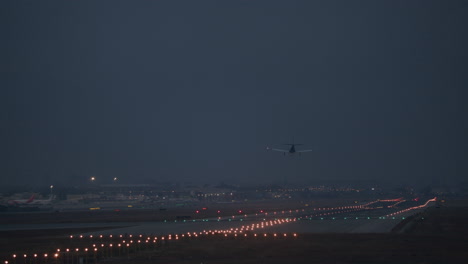 Airplane-landing-in-the-evening