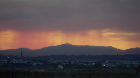Berge-Vor-Dem-Hintergrund-Eines-Sonnenuntergangshimmels