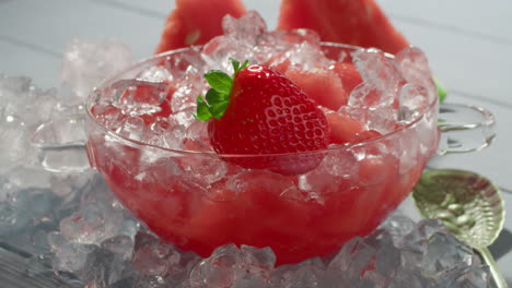 Wassermelonen-Dessert-Mit-Eiswürfeln