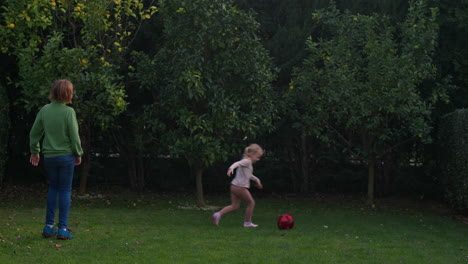 Hermano-Y-Hermana-Jugando-A-La-Pelota